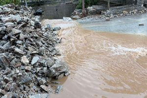Κακοκαιρία στον Μυλοπόταμο: Δύσκολες ώρες στα Ζωνιανά – Πιο έντονες από χθες οι βροχοπτώσεις – Ήχησε το 112