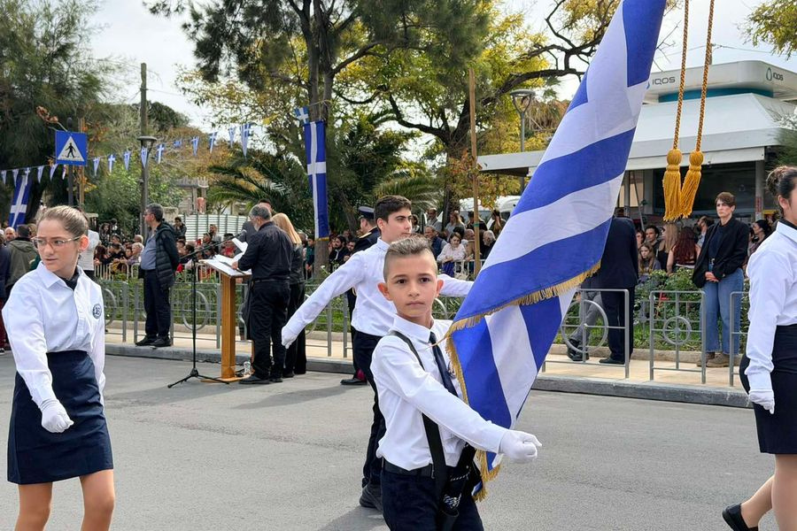 Ηράκλειο: Πλήθος κόσμου στο κέντρο για τη μαθητική και στρατιωτική παρέλαση (pics + vid)