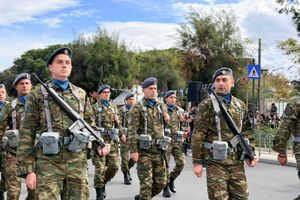Ηράκλειο: Πλήθος κόσμου στο κέντρο για τη μαθητική και στρατιωτική παρέλαση (pics + vid)